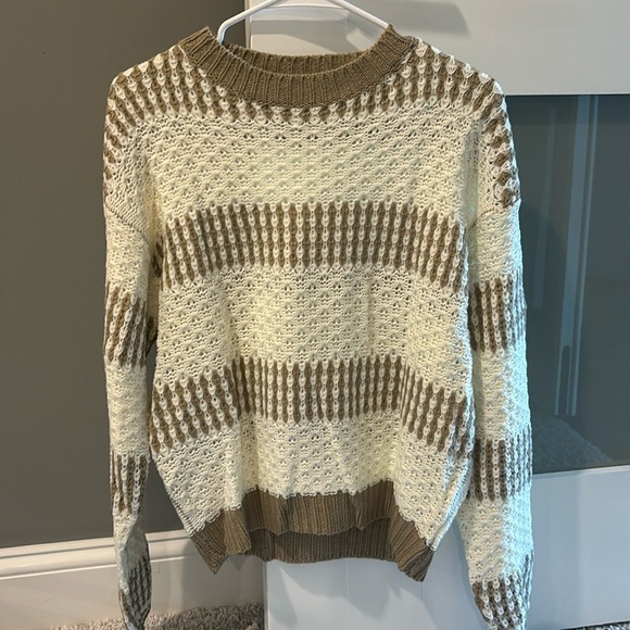 3/$10 🌼 Sweater - Picture 1 of 3